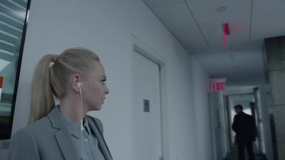 All right, you need to find
a cubicle - Mr. Robot