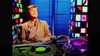 ♪ I am a D.J.,
I am what I play ♪ - Moonage Daydream