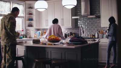 - I am a linguist, not a miracle worker.
- Bonjour. - Naomi