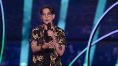 - I am!
- [crowd cheering] - Hannah Gadsby's Gender Agenda