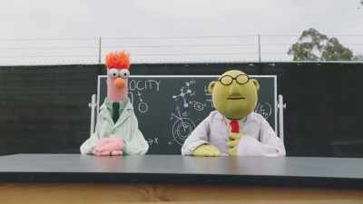 I am Dr. Bunsen Honeydew
and this is my assistant, Beaker. - Muppets Now