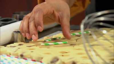 I am sandwiching the straws
between the cookies, - Halloween Cookie Challenge