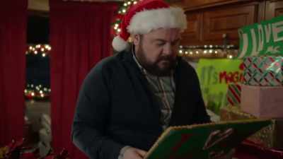 ♪ I am waiting for a kiss ♪ - Ms. Christmas Comes to Town