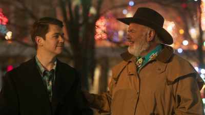 -I became Santa this year.
-[chuckles] - Santa Fake