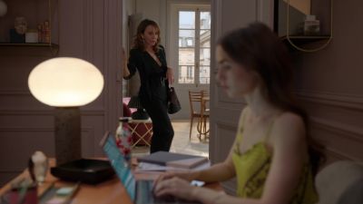 Bonjour, la plouc! - Emily in Paris