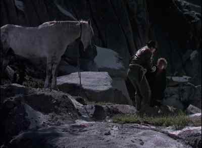 I brought your robe.
I'll fix it for you. - For Whom the Bell Tolls