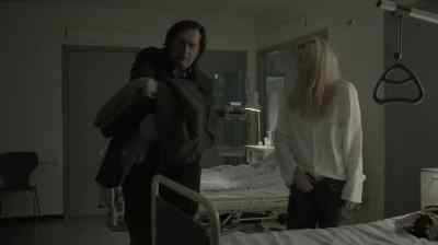 - I brought some of Mette's clothes.
- Good. - The Bridge