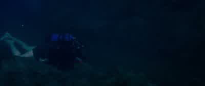 I can see the flashlight. - 47 Meters Down