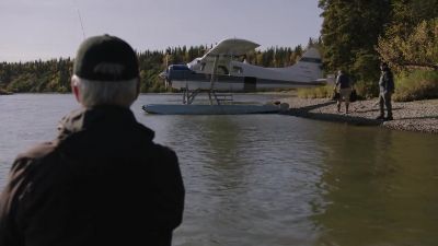 - I can take those for you.
- Thanks. - NCIS