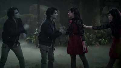 ♪ I can't believe there's - Monster High 2