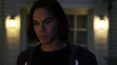 Why is there a police car in the driveway? - Pretty Little Liars