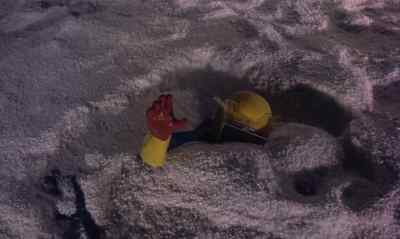 - I can't hold on.
- I've got to move forward, Karl. - Journey to the Seventh Planet