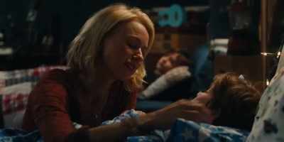 I can't, hon.
I've got the dinner shift. - The Book of Henry