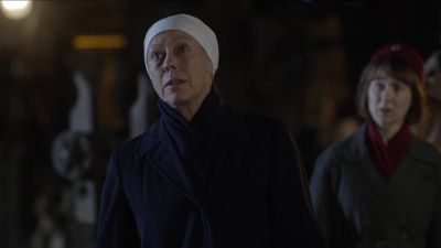 I can't. I have to wash her. - Call the Midwife