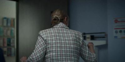 - I can't look at this. I'll be outside. -Mom, wait. - The Dropout