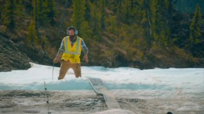 I can't pull it, guys,
you're going to have to help. - Gold Rush