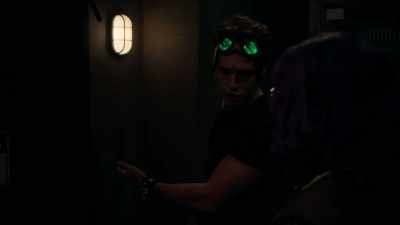I can't see inside, which means
there's only one thing left to do. - Marvel's Runaways