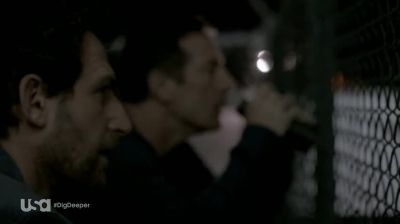 I can't see who that is in the car. - Dig