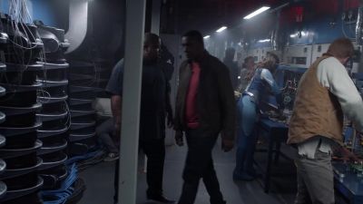 I can't work in here, man. - Supergirl