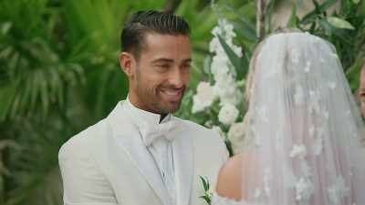 I, Caroline, take you,
Sergio, to be my husband. - The Real Housewives of Dubai