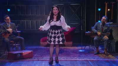 Și cât de aiurea e că superputerea ei, - Alex Borstein: Corsets & Clown Suits