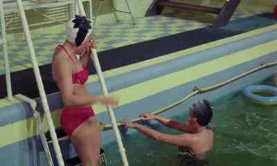 - I could never do that.
- Oh, it's easy. Watch. - Carry on Cruising