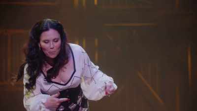 Și cred că o făceau pe la spate - Alex Borstein: Corsets & Clown Suits