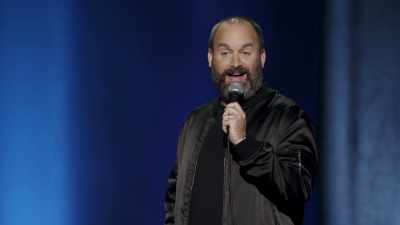 Şi cretinul de mine întreabă:
"E un tip sau o tipă?" - Tom Segura: Disgraceful