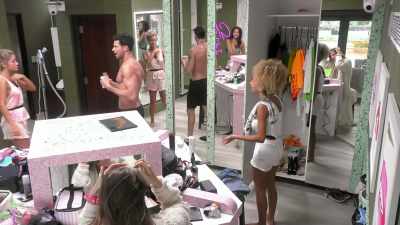 >> I DIDN'T KNOW THEY WERE GOING
TO COME. - Love Island
