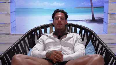 I didn't want to come
in here guns blazing - Love Island