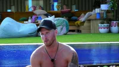 >> I DO, BUT IT'S LIKE GET
COMFORTABLE WITH ME AT THIS - Love Island