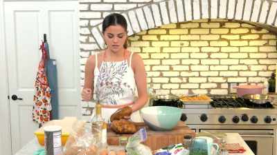 - I do like to think I'm a nice girl, - Selena + Chef