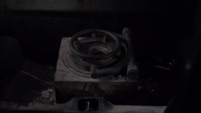 - I don't believe this. - It's an old Sargent safe. - Banshee