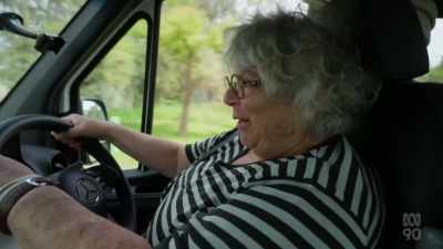 I don't feel easy with rich people. - Miriam Margolyes: Australia Unmasked