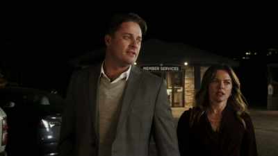 - I don't know.
Sarah did Hank a favor. - Deadly Wives Club