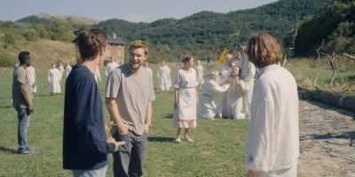 I don't know what I'm apologizing...
Do I apologize? - Midsommar