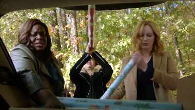 - I don't see anything.
- No, I don't think so. - Good Girls