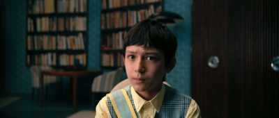 - I don't see anything.
- Turn the knob. - The Mysterious Benedict Society