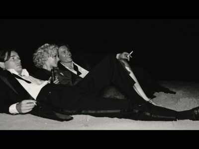 - I don't see it. Where?
- There. - Blonde