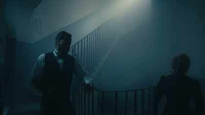 -I DON'T THINK THIS
IS THE RIGHT WAY.
-I THINK MY RIGHT HAND'S BROKEN. - Miss Scarlet and the Duke