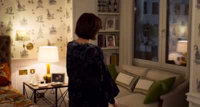 - I don't think she wants to come back.
- Call her and ask her nicely. - Parallel Mothers