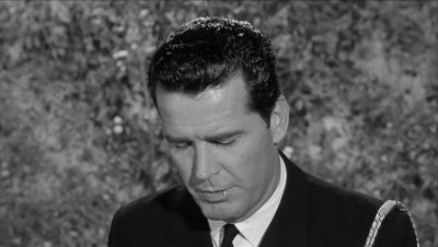 I don't trust people who make bitter reflections about war - The Americanization of Emily