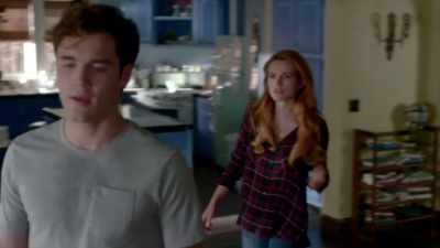 - I don't wanna talk about it.
- Hey, what's wrong? Talk to me. - Famous in Love