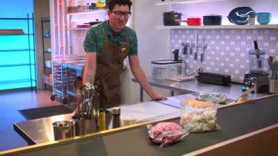 I don't want ground beef.
Not with crab. Th-That's weird. - Secret Chef