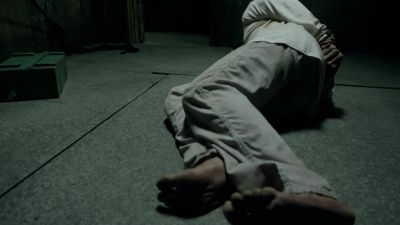 [door slams]
[gasps] - Banshee