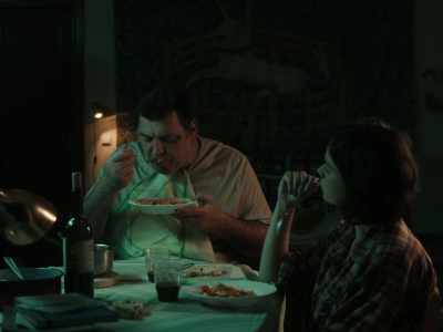 I drove her to town.
She doesn't have a car. - Un amor