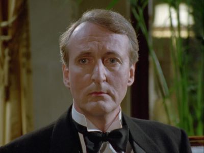 ♪ ... et pourtant j'attendrai ton retour ♪ - Agatha Christie's Poirot