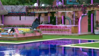 >> I FEEL LIKE I CAME OVER AND
INTERRUPTED. - Love Island