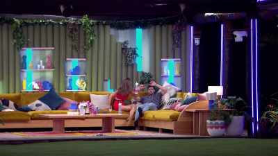 >> I FEEL LIKE WE DON'T CONNECT,
YOU KNOW? - Love Island