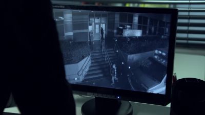 I FOUND THIS
ON THE SOUTH EXIT CAMERA.
YEAH, THAT'S HIM.
HOW LONG AGO WAS THIS? - FlashForward